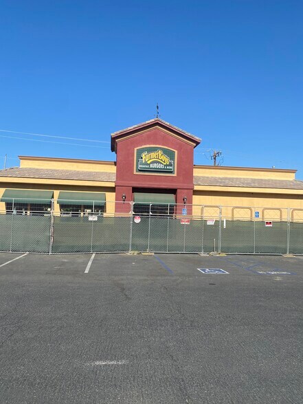 4920 Gosford Rd, Bakersfield, CA à vendre - Photo du bâtiment - Image 3 de 18