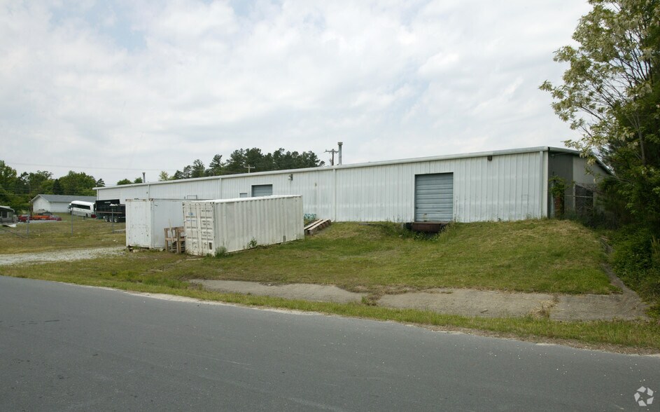 5874 Uwharrie Rd, High Point, NC à louer - Photo du bâtiment - Image 3 de 9