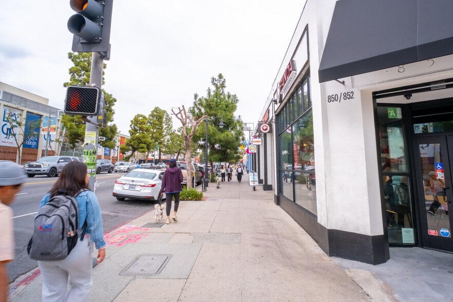 850-864 N Vermont Ave, Los Angeles, CA for lease - Building Photo - Image 3 of 14