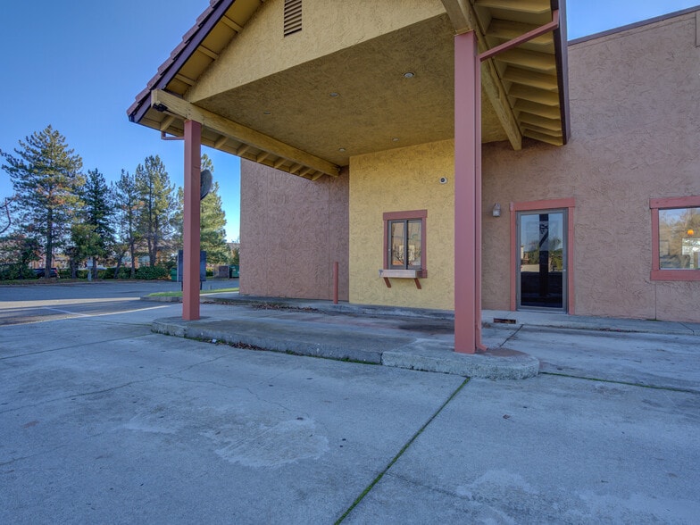2741 McMurray Dr, Anderson, CA à vendre - Photo du bâtiment - Image 3 de 11