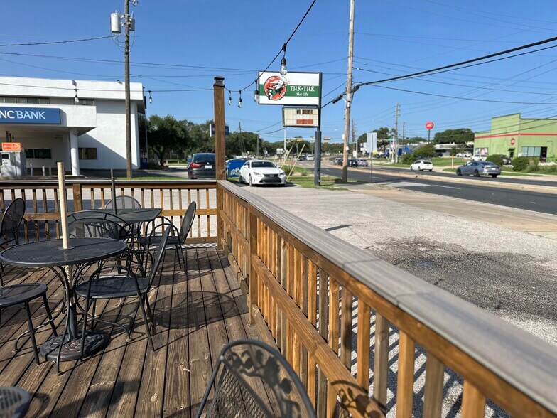 5517 Menchaca Rd, Austin, TX à vendre - Photo du bâtiment - Image 3 de 27