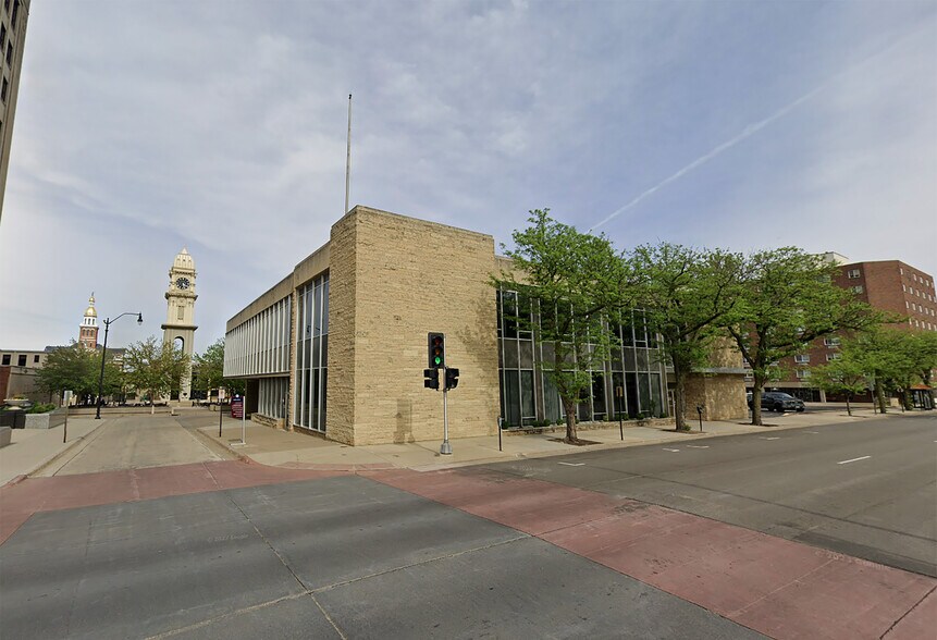 270 W 7th St, Dubuque, IA à vendre - Photo du bâtiment - Image 2 de 2