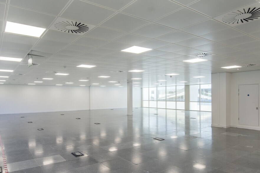 17 Bartley Way, Hook à louer - Photo du bâtiment - Image 3 de 13