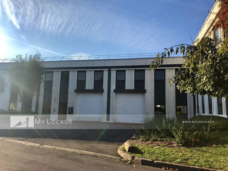 Flex in Cergy for lease - Building Photo - Image 1 of 5