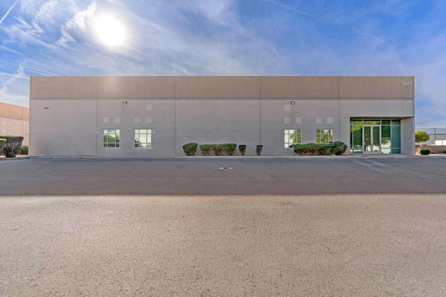 3655 E Post Rd, Las Vegas, NV à vendre - Photo du bâtiment - Image 2 de 8