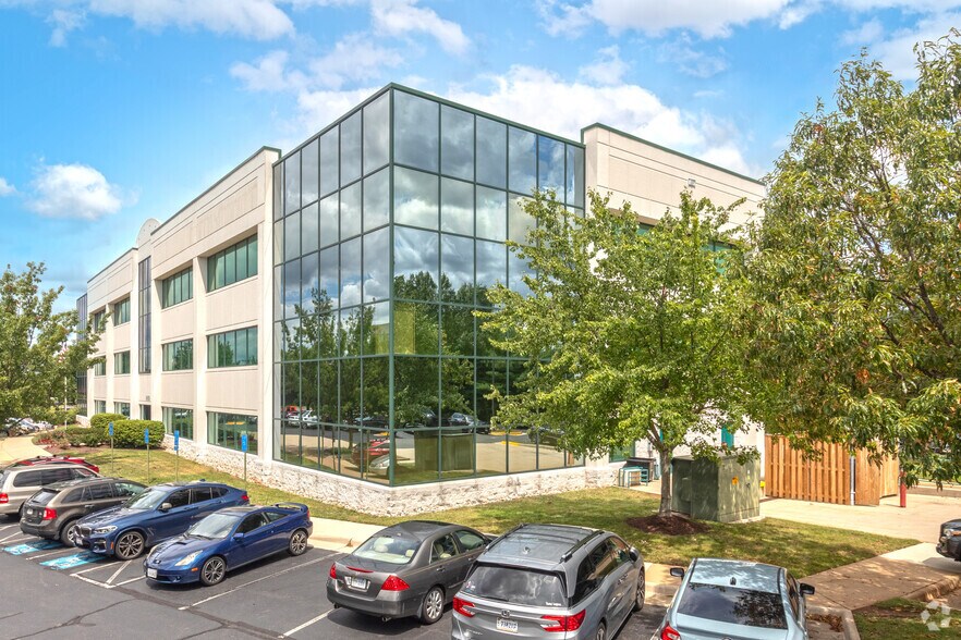 14150 Newbrook Dr, Chantilly, VA à louer - Photo du bâtiment - Image 2 de 3