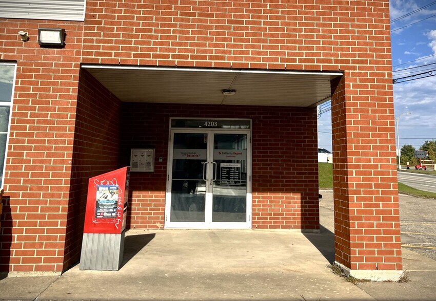 4203 Rue King O, Sherbrooke, QC à louer - Photo du bâtiment - Image 2 de 14