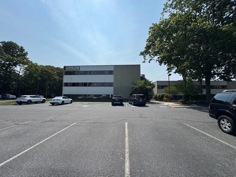 1806 State Route 35, Oakhurst, NJ à louer - Photo du bâtiment - Image 2 de 52