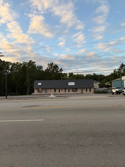 6818 Calhoun Memorial Hwy, Easley, SC à louer - Photo du bâtiment - Image 3 de 5