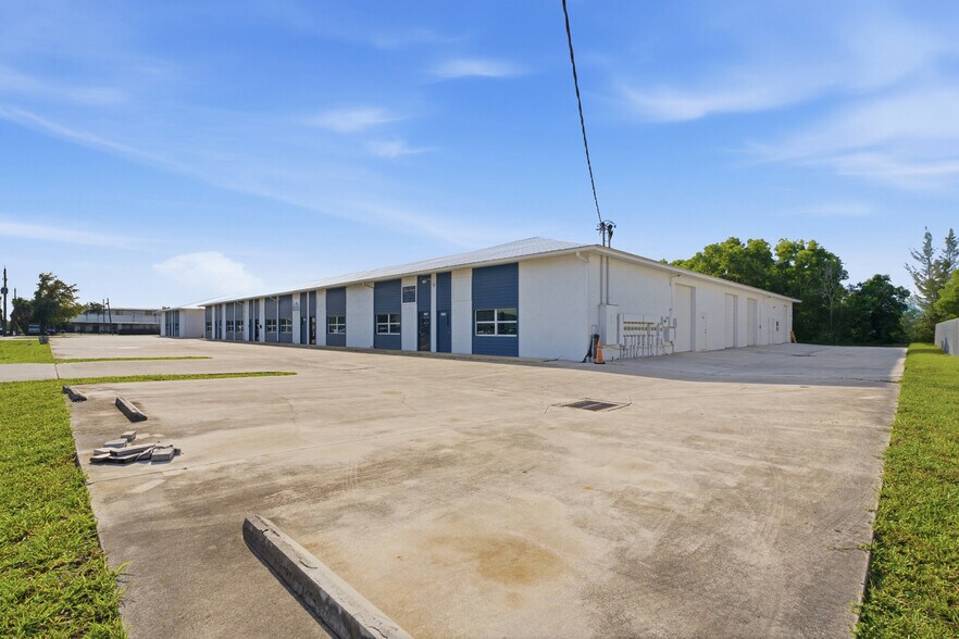 3030-3050 SE Dominica Ter, Stuart, FL à louer - Photo du bâtiment - Image 2 de 4
