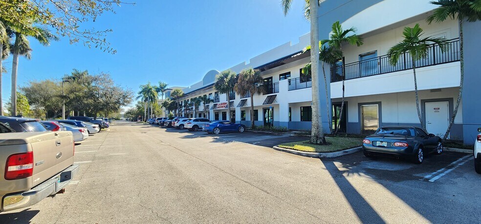 9100 Belvedere Rd, Royal Palm Beach, FL à louer - Photo du bâtiment - Image 2 de 21