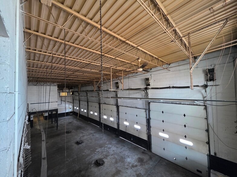 2859 W Montrose Ave, Chicago, IL for lease - Primary Photo - Image 1 of 20