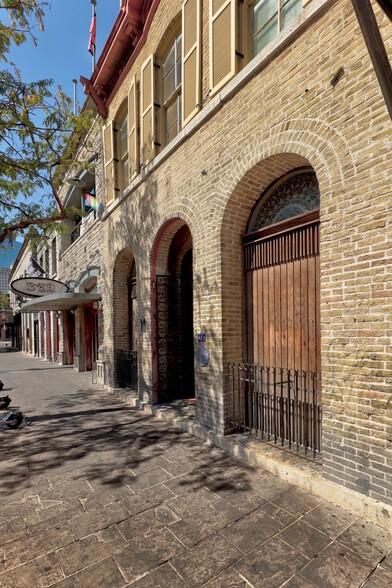 410 E 6th St, Austin, TX for lease - Building Photo - Image 3 of 40