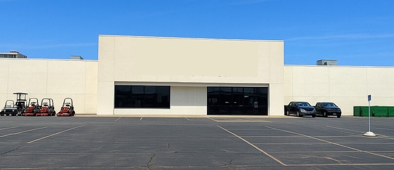 825 W Fulton St, Waupaca, WI for lease - Building Photo - Image 1 of 5