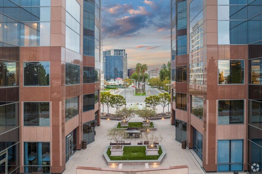 1 MacArthur Pl, Santa Ana, CA à louer - Photo du bâtiment - Image 2 de 6