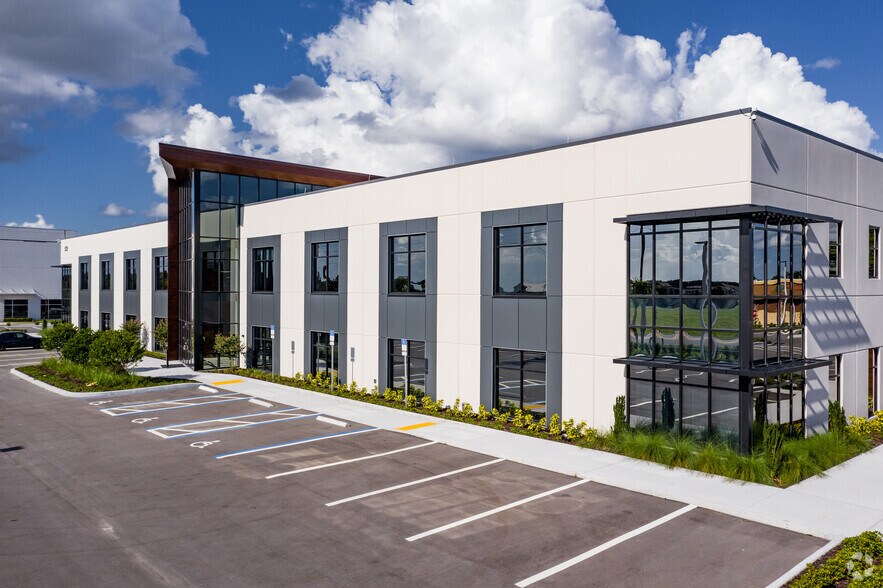 529 E Crown Point Rd, Ocoee, FL à louer - Photo du bâtiment - Image 3 de 6