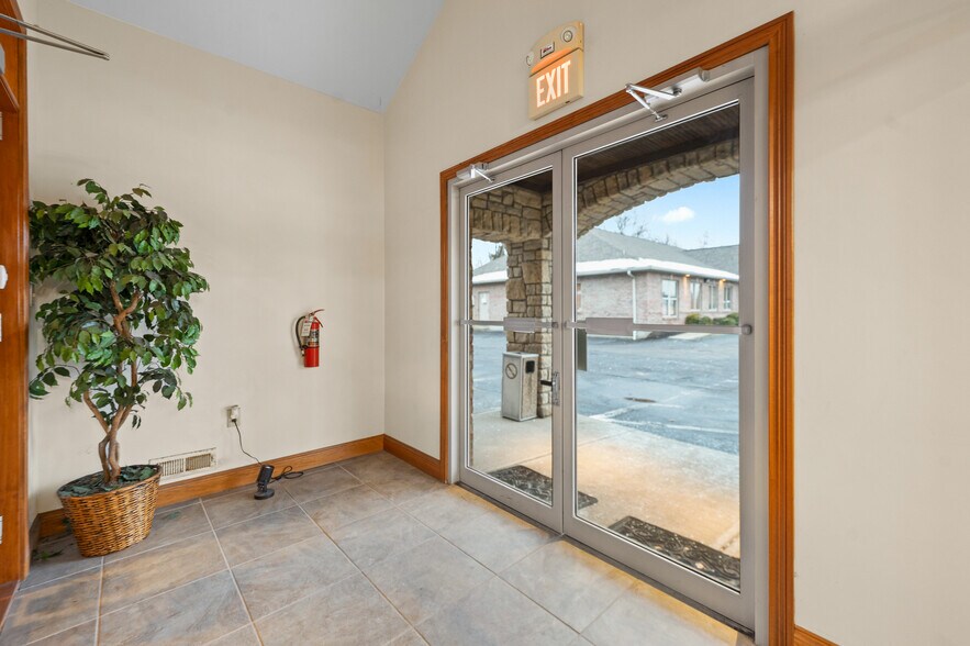 9155 Governors Way, Cincinnati, OH for sale - Interior Photo - Image 3 of 26