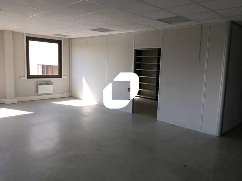 Office in Lisses for lease - Interior Photo - Image 3 of 4