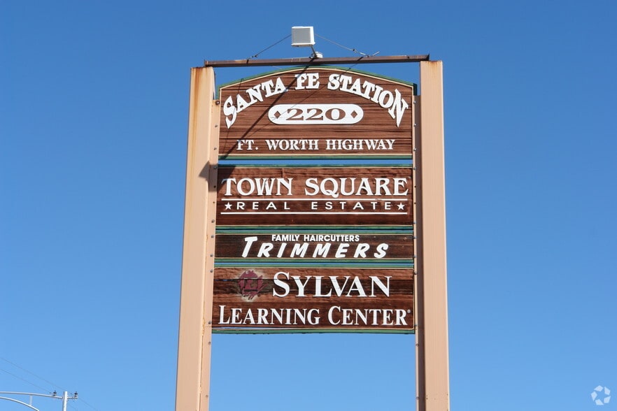 220-224 Fort Worth Hwy, Weatherford, TX for lease - Building Photo - Image 3 of 3