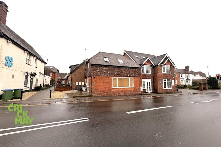 The St, Cowfold à louer - Photo du bâtiment - Image 2 de 2