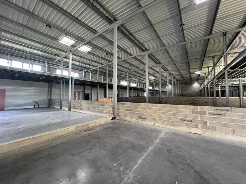 Flex in Ambarès-et-Lagrave for lease - Interior Photo - Image 3 of 17