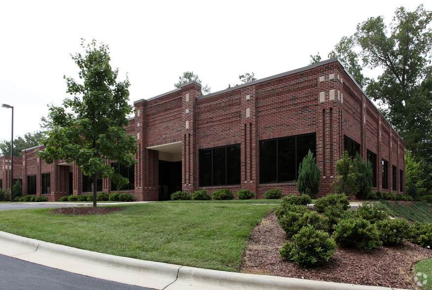 801 Cascade Pointe Ln, Cary, NC for lease - Building Photo - Image 2 of 3