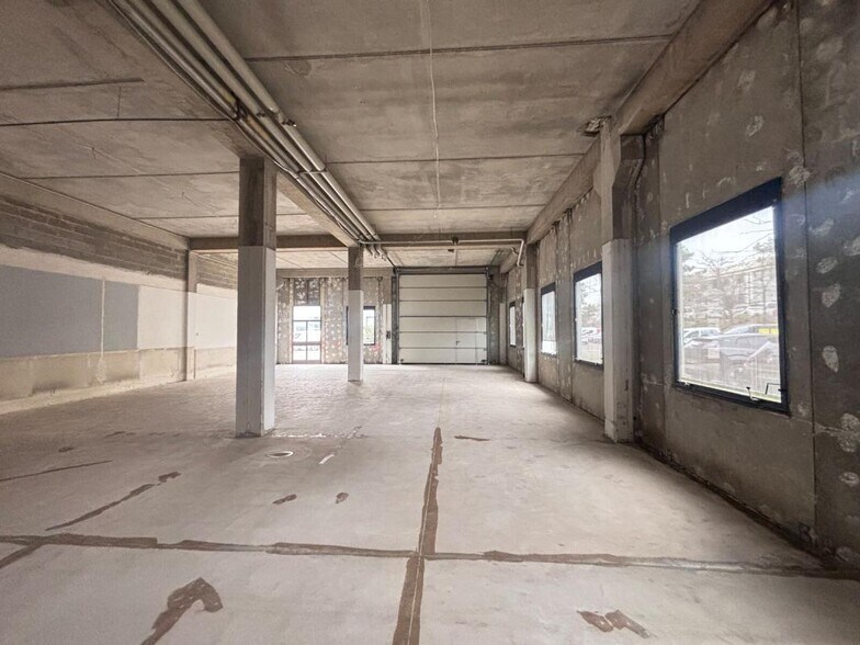 Flex in Vitrolles for lease - Interior Photo - Image 3 of 11