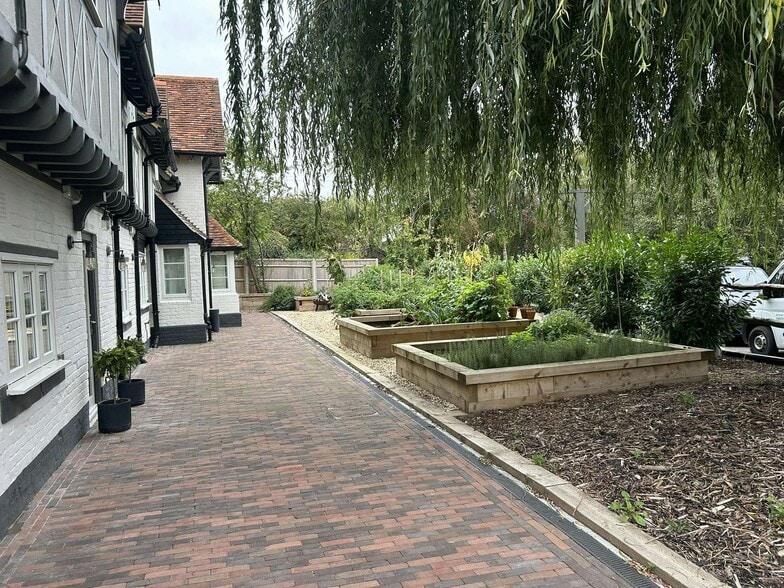 Winterbourne Rd, Newbury for lease - Building Photo - Image 3 of 5