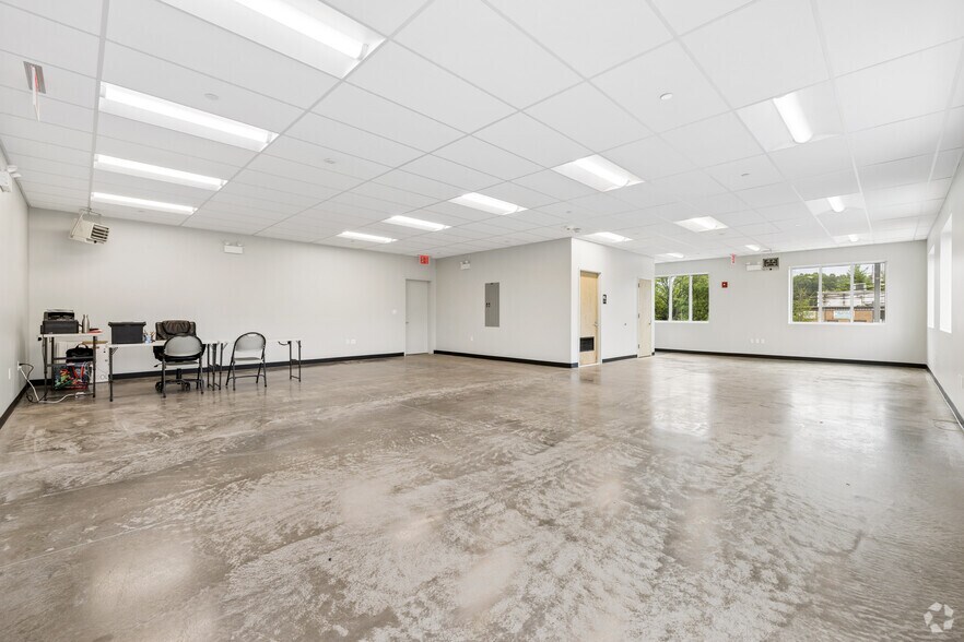 2577 Forest Ave, Staten Island, NY for lease - Lobby - Image 3 of 21