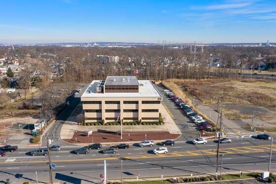 1030 Saint Georges Ave, Avenel, NJ à louer - Photo du bâtiment - Image 3 de 17