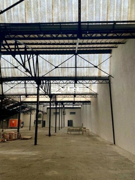 Flex in Marseille for lease - Interior Photo - Image 1 of 5