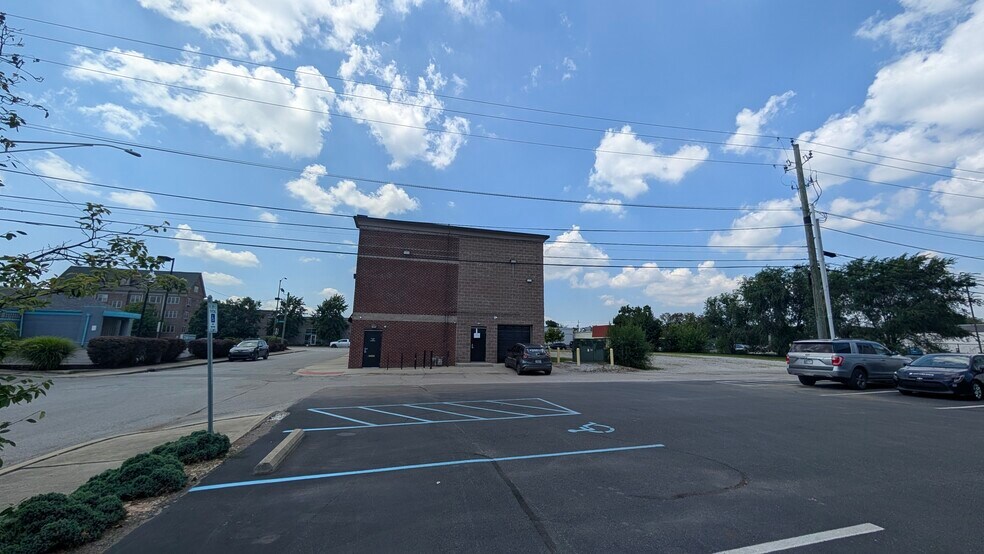 2301 N Meridian St, Indianapolis, IN à louer - Photo du bâtiment - Image 2 de 13