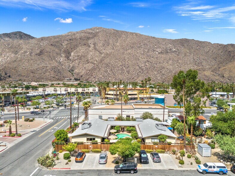 587 S Calle Ajo, Palm Springs, CA à vendre - Photo du bâtiment - Image 2 de 75