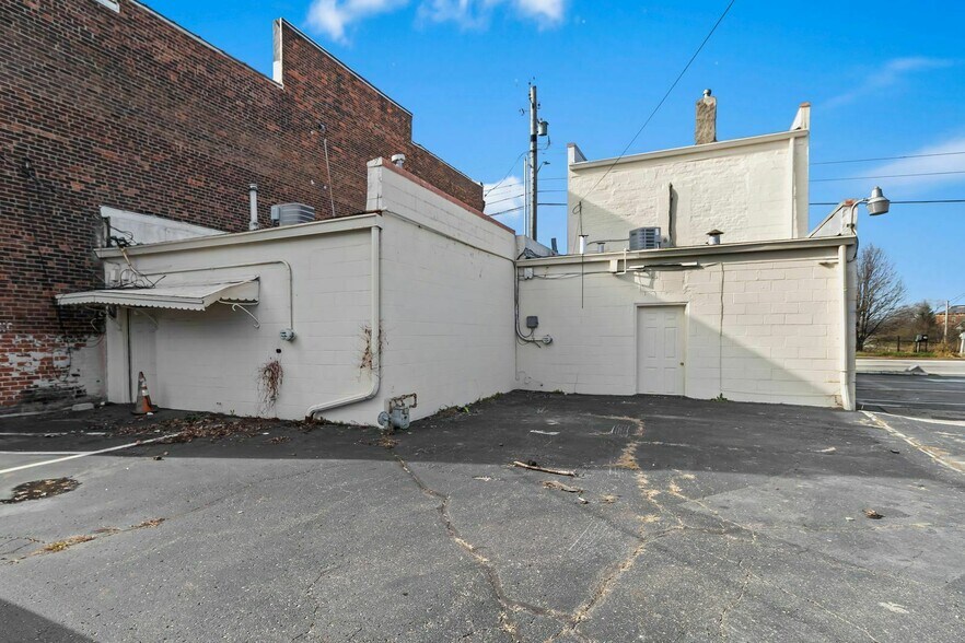 870 Virginia Ave, Indianapolis, IN à louer - Photo du bâtiment - Image 3 de 22