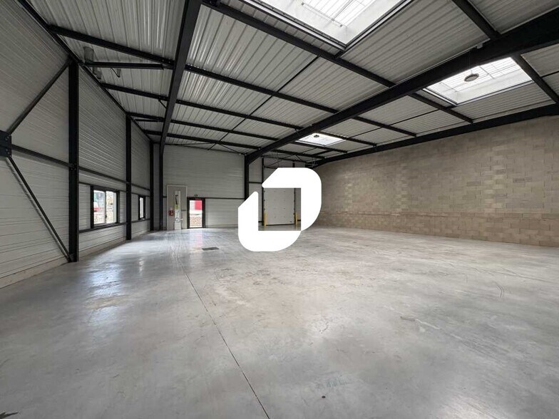 Flex in Dreux for lease - Interior Photo - Image 3 of 16