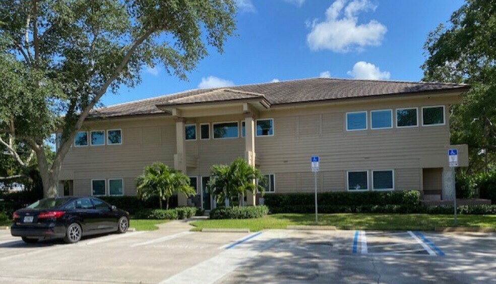 3675 20th St, Vero Beach, FL à louer - Photo du bâtiment - Image 1 de 8