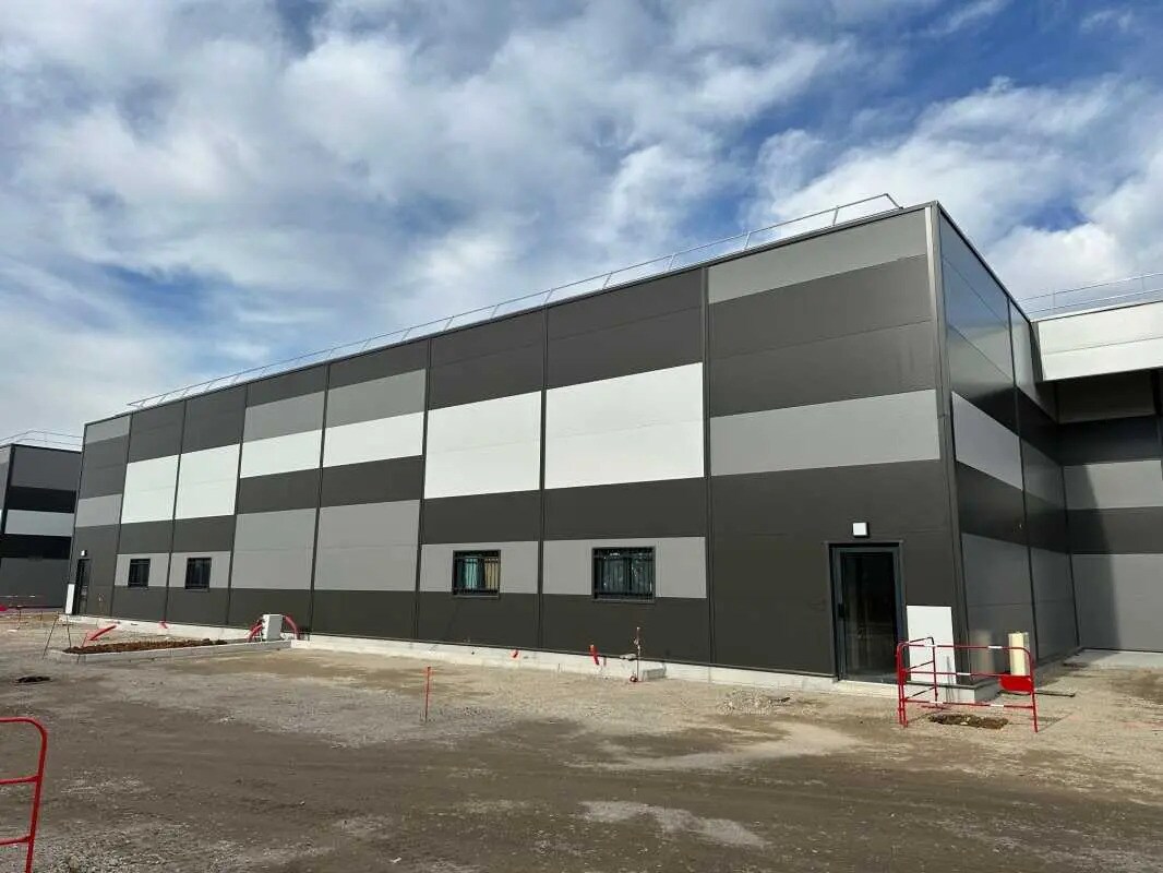 Office in Janneyrias for lease Building Photo- Image 1 of 16