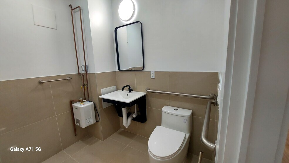 4134 45th St, Sunnyside, NY à louer - Photo du bâtiment - Image 3 de 6