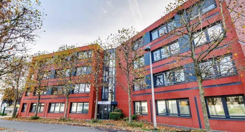 1 Rue James Joule, Guyancourt à louer - Photo du bâtiment - Image 1 de 6