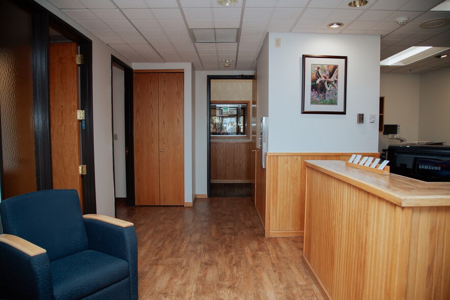 2710 Delta Pl, Colorado Springs, CO for sale - Interior Photo - Image 3 of 36