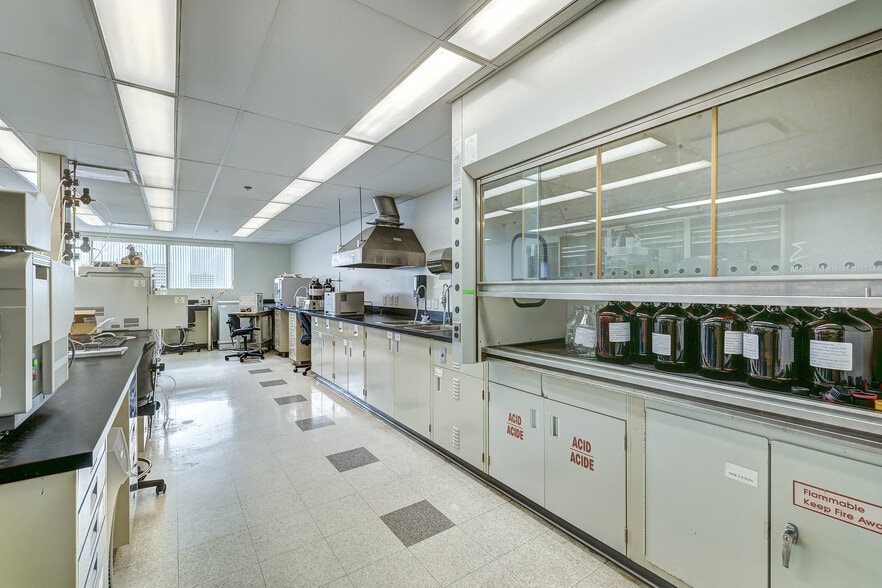 3885 Boul Industriel, Laval, QC for lease - Interior Photo - Image 3 of 12
