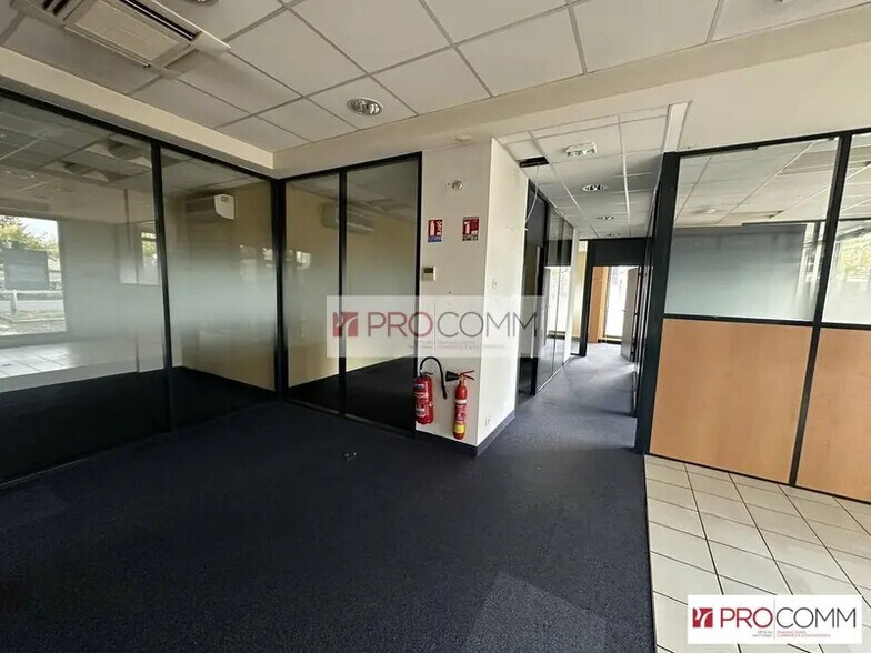 Retail in Luisant for lease - Interior Photo - Image 2 of 10