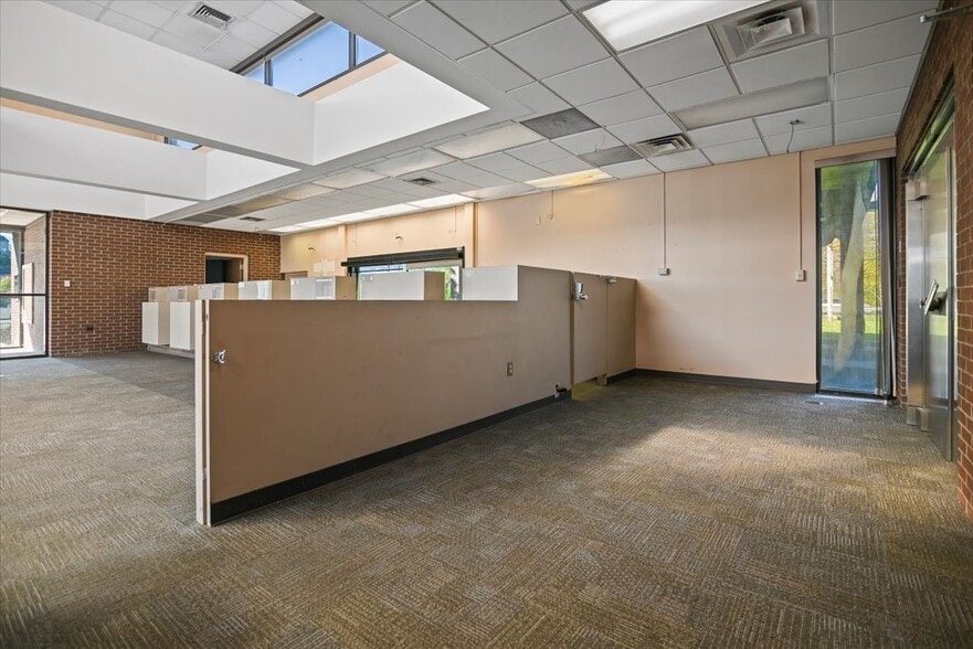 209 Skyline Dr, East Stroudsburg, PA for lease - Interior Photo - Image 2 of 39
