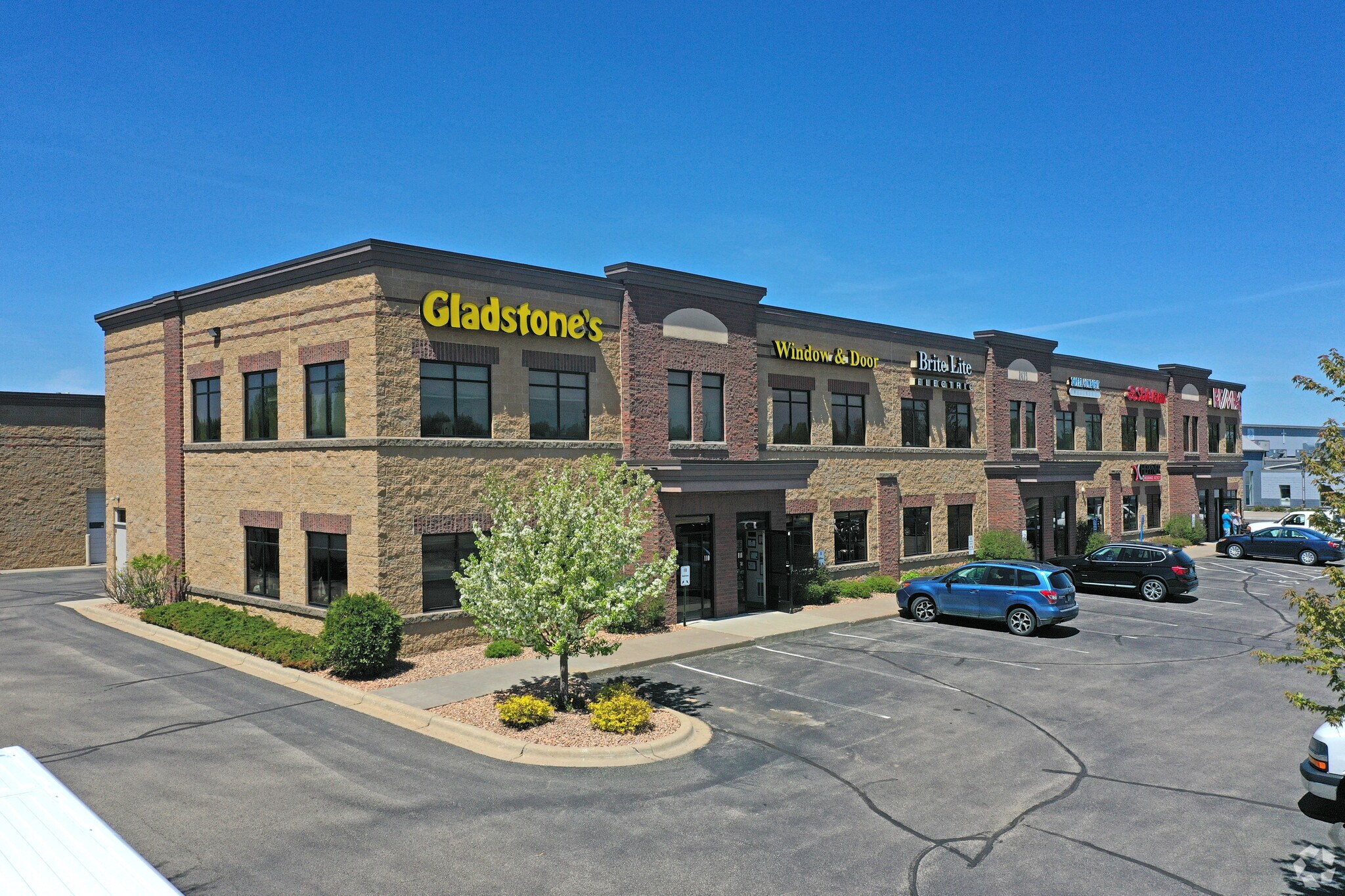 2475 Maplewood Dr, Maplewood, MN for lease Primary Photo- Image 1 of 11