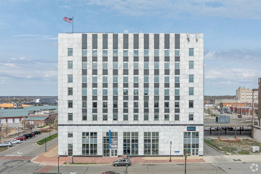 285 Western Ave, Muskegon, MI for lease - Building Photo - Image 2 of 44