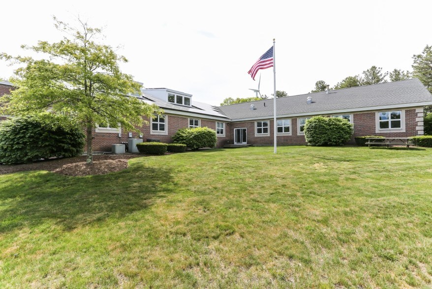 15 Research Rd, East Falmouth, MA à louer - Photo principale - Image 2 de 12