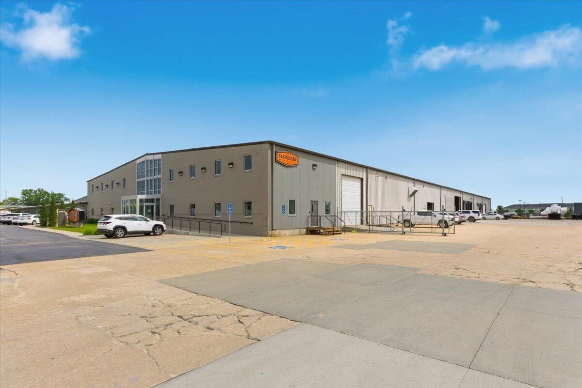 3211 Nebraska Ave, Council Bluffs, IA for lease Building Photo- Image 1 of 11