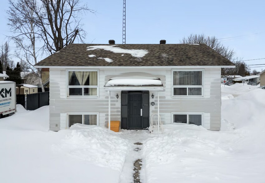 226 Rue Leblanc, Salaberry-de-valleyfield, QC for sale - Primary Photo - Image 1 of 1