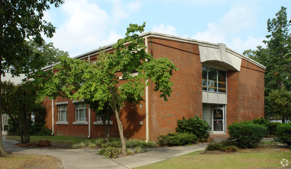 2711 Breezewood Ave, Fayetteville, NC for lease - Building Photo - Image 1 of 2