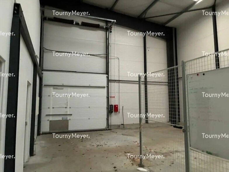 Flex in Crach for lease - Interior Photo - Image 3 of 7